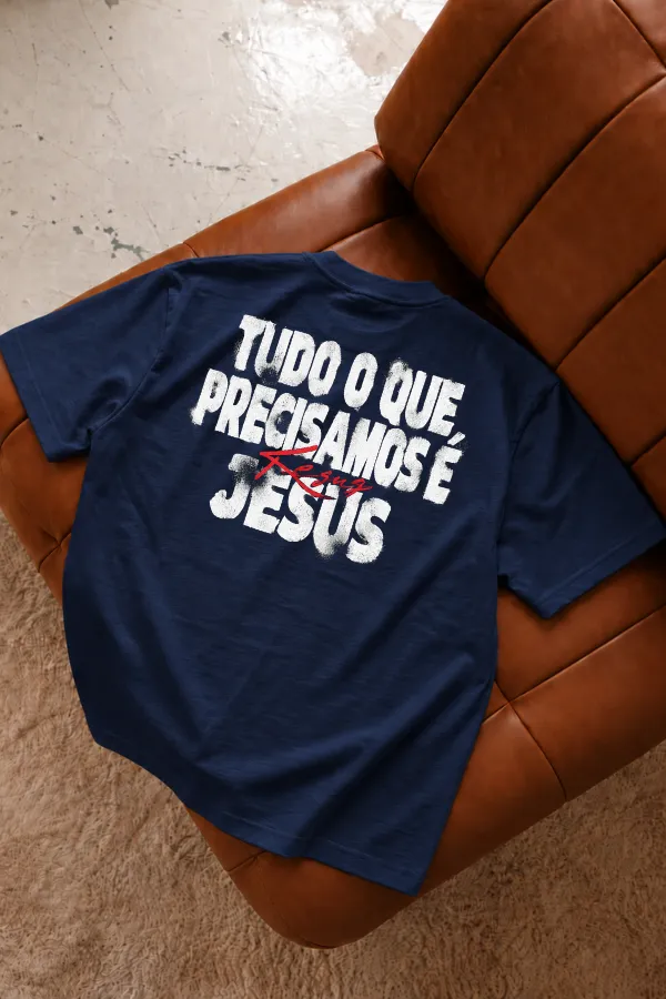 Camiseta Oversized Tudo Que Precisamos é Jesus